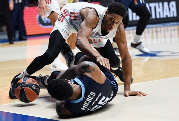 6672662 14.10.2021 Bayern s Augustine Rubit, right, and Zenit s Jordan Mickey struggle for a ball during the Euroleague basketball match between Zenit St.Petersburg and Bayern Munich, in St. Petersburg, Russia. Alexander Galperin Sputnik Russia Basketball Euroleague Zenit - Bayern  344518bdf90d1568