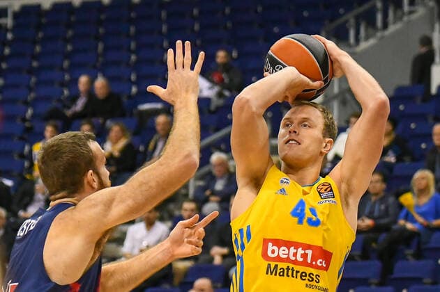 14 10 2021, xlakx, Basketball EuroLeague, Alba Berlin BASKONIA VITORIA emspor, v l Matt Costello Baskonia Vitoria Gasteiz No 24 ,Luke Sikma Alba Berlin No 43 Berlin.