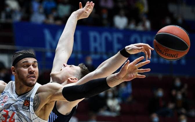 Sport Bilder des Tages 6672675 14.10.2021 Bayern s Gavin Schilling, left, struggles for a ball during the Euroleague basketball match between Zenit St.Petersburg and Bayern Munich, in St. Petersburg, Russia. Alexander Galperin Sputnik Russia Basketball Euroleague Zenit - Bayern  4f78c1f112f8ea91