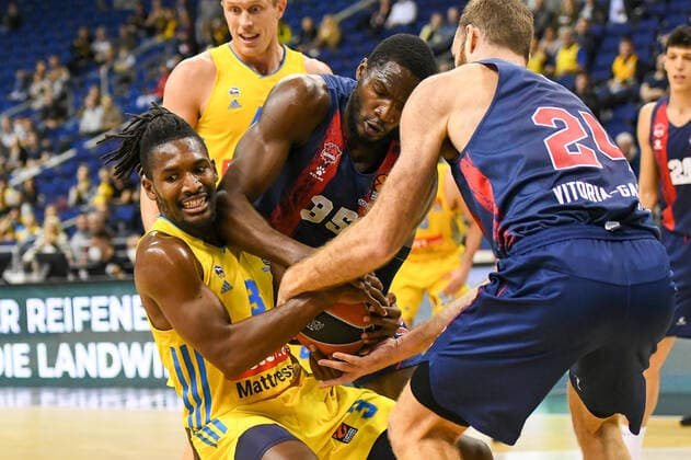 14 10 2021, xlakx, Basketball EuroLeague, Alba Berlin BASKONIA VITORIA emspor, v l Jaleen Smith Alba Berlin No 3 ,Landry Nnoko Baskonia Vitoria Gasteiz No 35 ,Simone Fontecchio Baskonia Vitoria Gasteiz No 20 Berlin.