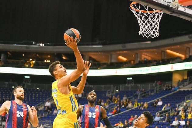 14 10 2021, xlakx, Basketball EuroLeague, Alba Berlin BASKONIA VITORIA emspor, v l Matt Costello Baskonia Vitoria Gasteiz No 24 ,Da Silva alba berlin 1 Landry Nnoko Baskonia Vitoria Gasteiz No 35 Berlin.