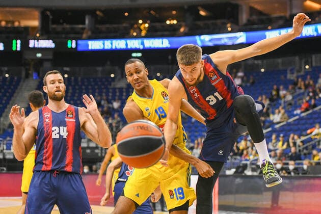 14 10 2021, xlakx, Basketball EuroLeague, Alba Berlin BASKONIA VITORIA emspor, v l Matt Costello Baskonia Vitoria Gasteiz No 24 ,Louis Olinde Alba Berlin No 19 ,Rokas Giedraitis Baskonia Vitoria Gasteiz No 31 Berlin.