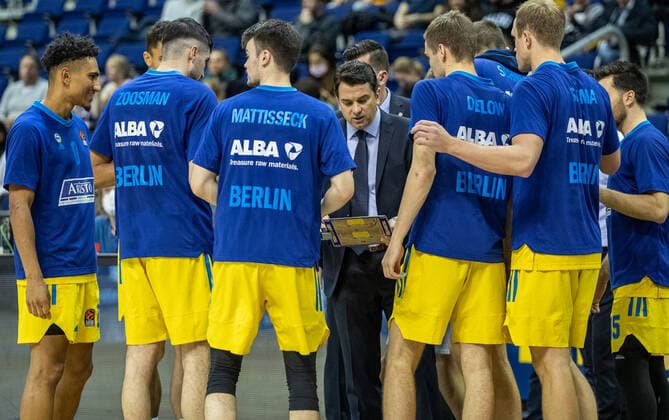 Basketball EuroLeague, ALBA Berlin Baskonia Vitoria Gasteiz, Matchday 4, Mercedes Benz Arena ALBAs head coach Israel Gonzalez discusses with his team ALBA Berlin Saski Baskonia before the start of the match.