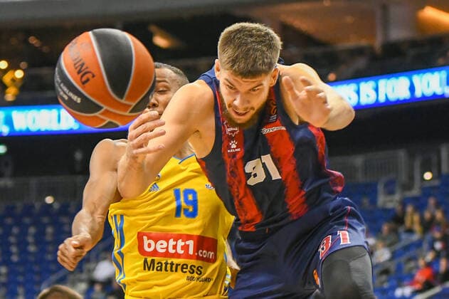 14 10 2021, xlakx, Basketball EuroLeague, Alba Berlin BASKONIA VITORIA emspor, v l Louis Olinde Alba Berlin No 19 ,Rokas Giedraitis Baskonia Vitoria Gasteiz No 31 Berlin.