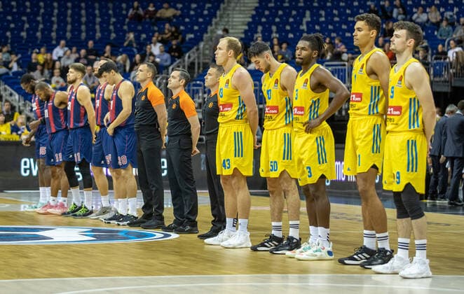 Basketball EuroLeague, ALBA Berlin Baskonia Vitoria Gasteiz, Matchday 4, Mercedes Benz Arena Both teams are on the court ALBA Berlin Saski Baskonia
