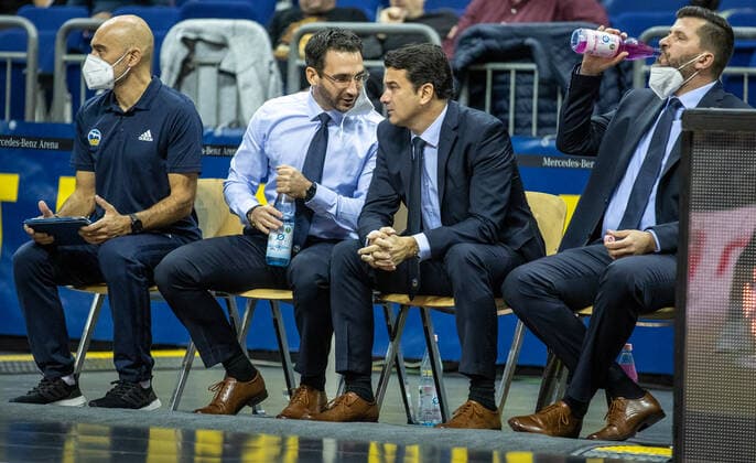 Basketball EuroLeague, ALBA Berlin Baskonia Vitoria Gasteiz, Matchday 4, Mercedes Benz Arena ALBAs athletic trainer Pepe Silva Moreno l r , assistant coach Thomas Paech, head coach Israel Gonzalez and assistant coach Sebastian Trzcionka watch the game ALBA Berlin Saski Baskonia