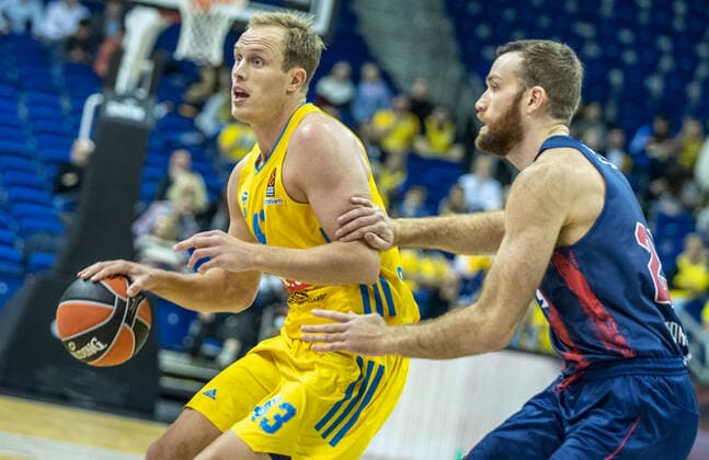 Basketball EuroLeague, ALBA Berlin Baskonia Vitoria Gasteiz, Matchday 4, Mercedes Benz Arena ALBAs Luke Sikma l fights for the ball against Matthew Costello of Saski Baskonia ALBA Berlin Saski Baskonia