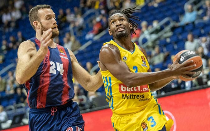 Basketball EuroLeague, ALBA Berlin Baskonia Vitoria Gasteiz, Matchday 4, Mercedes Benz Arena Matthew Costello of Saski Baskonia fights ALBAs Jaleen Smith r for the ball ALBA Berlin Saski Baskonia