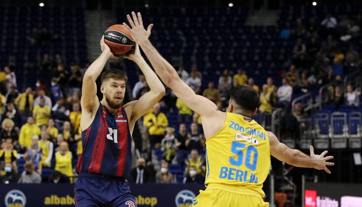 Rokas Giedraitis, Yovel Zoosman action game scene duel sports basketball EuroLeague mens season 2021 2022 14 10 2021 ALBA Berlin vs Baskonia Vitoria Gasteiz