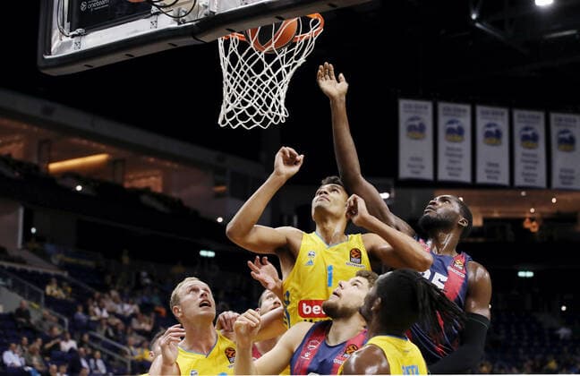 Luke Sikma, Oscar da Silva, Rokas Giedraitis, Landry Nnoko action game scene duel sports basketball EuroLeague mens season 2021 2022 14 10 2021 ALBA Berlin vs Baskonia Vitoria Gasteiz