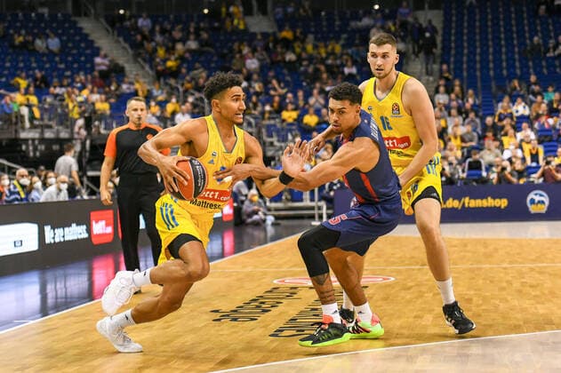 14 10 2021, xlakx, Basketball EuroLeague, Alba Berlin BASKONIA VITORIA emspor, v l Maodo Lo Alba Berlin No 0 ,Wade Baldwin IV Baskonia Vitoria Gasteiz No 5 ,Kresimir Nikic Alba Berlin No 16 Berlin