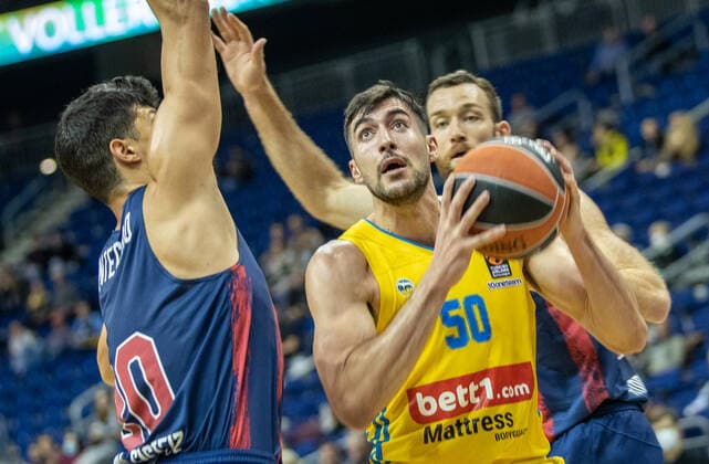 Basketball EuroLeague, ALBA Berlin Baskonia Vitoria Gasteiz, Matchday 4, Mercedes Benz Arena Simone Fontecchio of Saski Baskonia fights ALBAs Yovel Zoosman r for the ball ALBA Berlin Saski Baskonia
