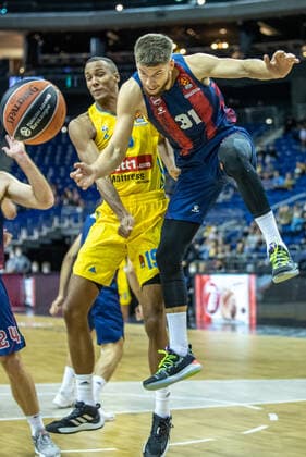 Basketball EuroLeague, ALBA Berlin Baskonia Vitoria Gasteiz, Matchday 4, Mercedes Benz Arena ALBAs Louis Olinde l fights for the ball against Saski Baskonias Rokas Giedraitis ALBA Berlin Saski Baskonia