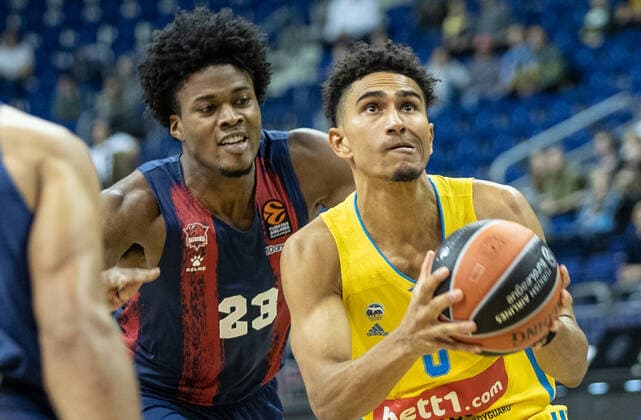 Basketball EuroLeague, ALBA Berlin Baskonia Vitoria Gasteiz, Matchday 4, Mercedes Benz Arena Steven Enoch of Saski Baskonia fights ALBAs Maodo Lo r for the ball ALBA Berlin Saski Baskonia