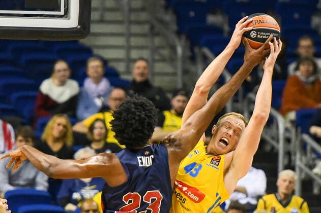 14 10 2021, xlakx, Basketball EuroLeague, Alba Berlin BASKONIA VITORIA emspor, v l Steven Enoch Baskonia Vitoria Gasteiz No 23 ,Luke Sikma Alba Berlin No 43 Berlin.