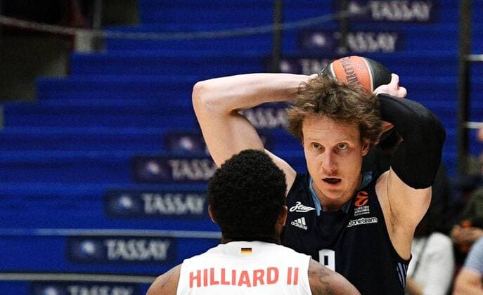 6672704 14.10.2021 Zenit s Dmitry Kulagin shoots a ball against Bayern s Darrun Hilliard during the Euroleague basketball match between Zenit St.Petersburg and Bayern Munich, in St. Petersburg, Russia. Alexander Galperin Sputnik Russia Basketball Euroleague Zenit - Bayern  45941d19057760c5