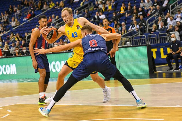 14 10 2021, xlakx, Basketball EuroLeague, Alba Berlin BASKONIA VITORIA emspor, v l Luke Sikma Alba Berlin No 43 ,Tadas Sedekerskis Baskonia Vitoria Gasteiz No 8 Berlin.