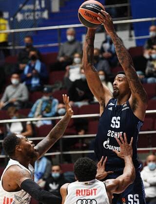 6672712 14.10.2021 Zenit s Jordan Mickey, right, shoots during the Euroleague basketball match between Zenit St.Petersburg and Bayern Munich, in St. Petersburg, Russia. Alexander Galperin Sputnik Russia Basketball Euroleague Zenit - Bayern  83fdde48f5947584
