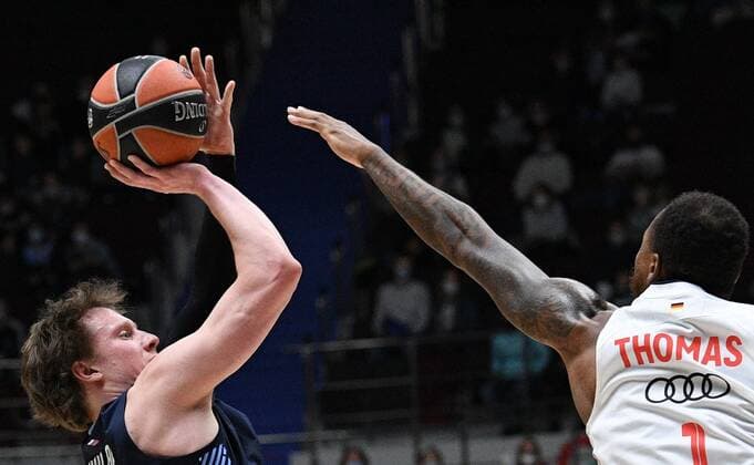 6672721 14.10.2021 Zenit s Dmitry Kulagin, left, shoots as Bayern s Deshaun Thomas blocks during the Euroleague basketball match between Zenit St.Petersburg and Bayern Munich, in St. Petersburg, Russia. Alexander Galperin Sputnik Russia Basketball Euroleague Zenit - Bayern  e0e57dced3e2d3af
