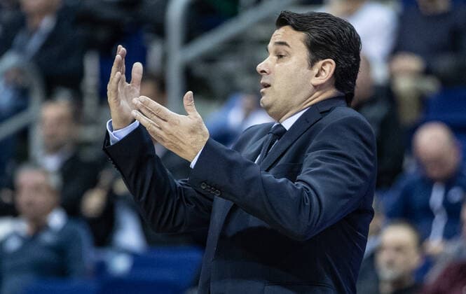 Basketball EuroLeague, ALBA Berlin Baskonia Vitoria Gasteiz, Matchday 4, Mercedes Benz Arena ALBAs head coach Israel Gonzalez stands gesticulating at the edge of the court ALBA Berlin Saski Baskonia