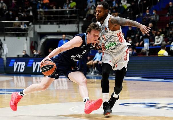 6672724 14.10.2021 Zenit s Dmitry Kulagin, left, and Bayern s Deshaun Thomas struggle for a ball during the Euroleague basketball match between Zenit St.Petersburg and Bayern Munich, in St. Petersburg, Russia. Alexander Galperin Sputnik Russia Basketball Euroleague Zenit - Bayern  b47529134f0ea50b