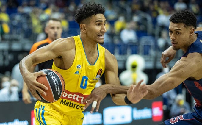 Basketball EuroLeague, ALBA Berlin Baskonia Vitoria Gasteiz, Matchday 4, Mercedes Benz Arena ALBAs Maodo Lo plays the ball ALBA Berlin Saski Baskonia