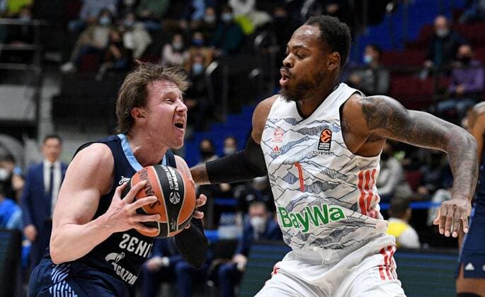 6672726 14.10.2021 Zenit s Dmitry Kulagin, left, shoots as Bayern s Deshaun Thomas blocks during the Euroleague basketball match between Zenit St.Petersburg and Bayern Munich, in St. Petersburg, Russia. Alexander Galperin Sputnik Russia Basketball Euroleague Zenit - Bayern  3f8a09b059a6282