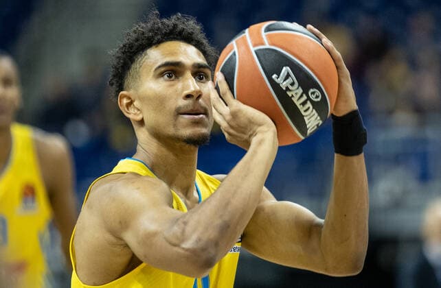 Basketball EuroLeague, ALBA Berlin Baskonia Vitoria Gasteiz, Matchday 4, Mercedes Benz Arena ALBAs Maodo Lo plays the ball ALBA Berlin Saski Baskonia