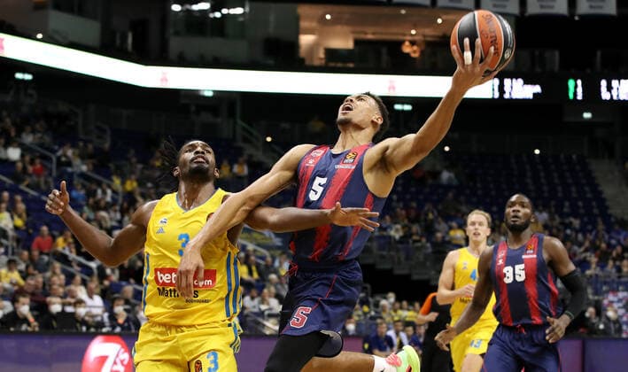 Jaleen Smith, Wade Baldwin action game scene duel sports basketball EuroLeague mens season 2021 2022 14 10 2021 ALBA Berlin vs Baskonia Vitoria Gasteiz