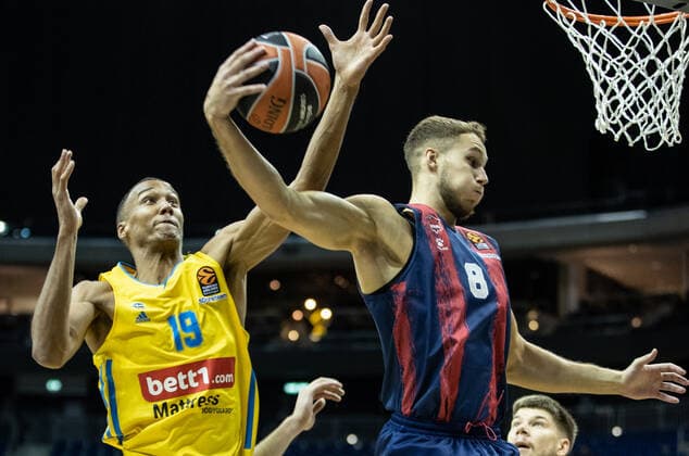 Basketball EuroLeague, ALBA Berlin Baskonia Vitoria Gasteiz, Matchday 4, Mercedes Benz Arena ALBAs Louis Olinde l jumps to the basket against Tadas Sedekerskis of Saski Baskonia ALBA Berlin Saski Baskonia