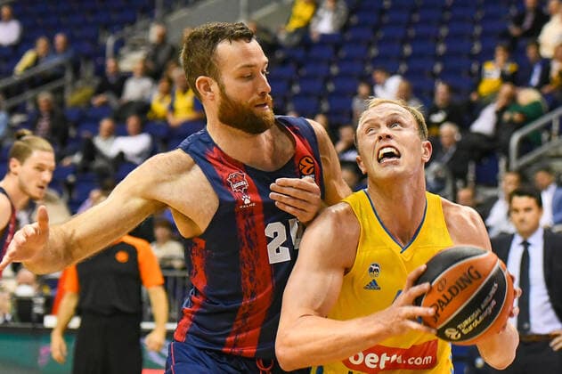 14 10 2021, xlakx, Basketball EuroLeague, Alba Berlin BASKONIA VITORIA emspor, v l Matt Costello Baskonia Vitoria Gasteiz No 24 ,Luke Sikma Alba Berlin No 43 Berlin.