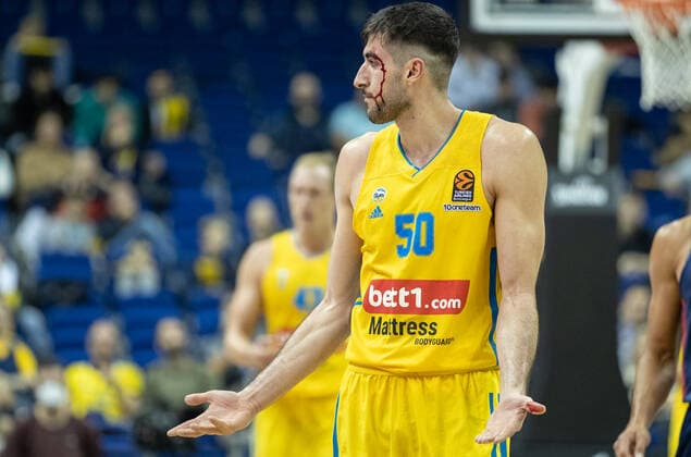 Basketball EuroLeague, ALBA Berlin Baskonia Vitoria Gasteiz, Matchday 4, Mercedes Benz Arena ALBAs Yovel Zoosman bleeds from the head ALBA Berlin Saski Baskonia