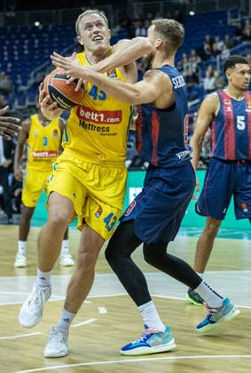 Basketball EuroLeague, ALBA Berlin Baskonia Vitoria Gasteiz, Matchday 4, Mercedes Benz Arena ALBAs Luke Sikma l fights for the ball against Tadas Sedekerskis of Saski Baskonia ALBA Berlin Saski Baskonia