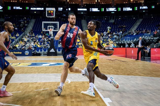 Basketball Berlin 14 10 2021 Season 2021 2022 EuroLeague Regular Season Alba Berlin Baskiona Vitoria Gasteiz Jaleen Smith Alba Berlin, No 03 Matthew Costello Baskonia, No 24