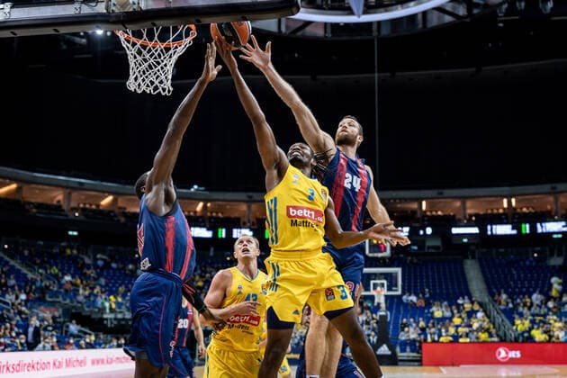 Basketball Berlin 14 10 2021 Season 2021 2022 EuroLeague Regular Season Alba Berlin Baskiona Vitoria Gasteiz Jaleen Smith Alba Berlin, No 03 Matthew Costello Baskonia, No 24 Landry Nnoko Baskonia, No 35