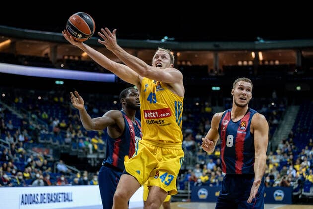 Basketball Berlin 14 10 2021 Season 2021 2022 EuroLeague Regular Season Alba Berlin Baskiona Vitoria Gasteiz Luke Sikma Alba Berlin, No 43 Tadas Sedekerskis Baskonia, No 08 Landry Nnoko Baskonia, No 35