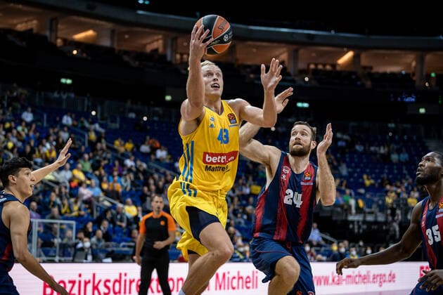 Basketball Berlin 14 10 2021 2022 EuroLeague Regular Season Alba Berlin Baskiona Vitoria Gasteiz Luke Sikma Alba Berlin, No 43 Matthew Costello Baskonia, No 24