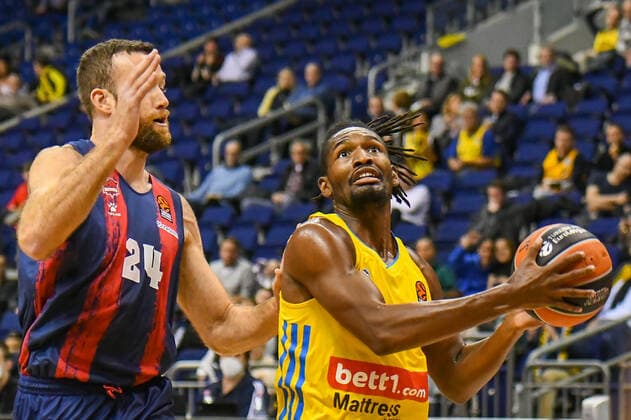 14 10 2021, xlakx, Basketball EuroLeague, Alba Berlin BASKONIA VITORIA emspor, v l Matt Costello Baskonia Vitoria Gasteiz No 24 ,Jaleen Smith Alba Berlin No 3 Berlin.
