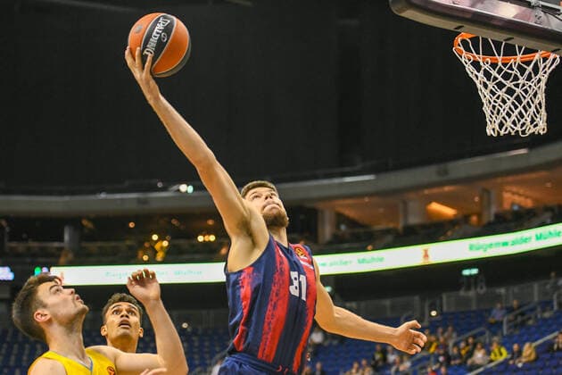 14 10 2021, xlakx, Basketball EuroLeague, Alba Berlin BASKONIA VITORIA emspor, v l Jonas Mattisseck Alba Berlin No 9 ,Rokas Giedraitis Baskonia Vitoria Gasteiz No 31 Berlin.