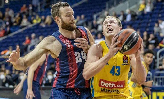 Basketball EuroLeague, ALBA Berlin Baskonia Vitoria Gasteiz, Matchday 4, Mercedes Benz Arena ALBAs Luke Sikma r fights for the ball against Matthew Costello of Saski Baskonia ALBA Berlin Saski Baskonia