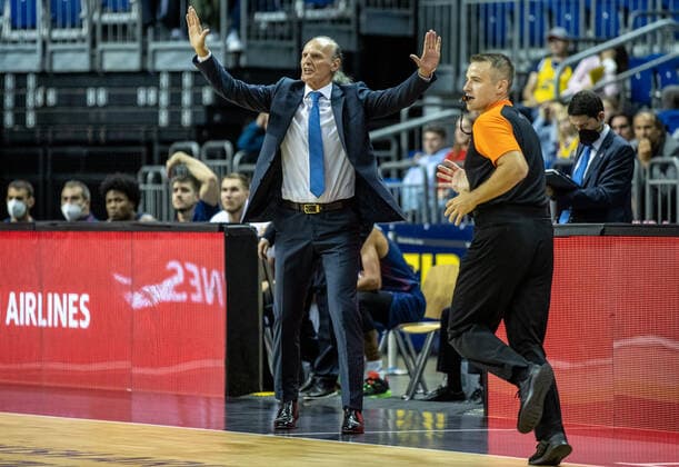 Basketball EuroLeague, ALBA Berlin Baskonia Vitoria Gasteiz, Matchday 4, Mercedes Benz Arena Head coach Dusko Ivanovic of Saski Baskonia calls his team something ALBA Berlin Saski Baskonia