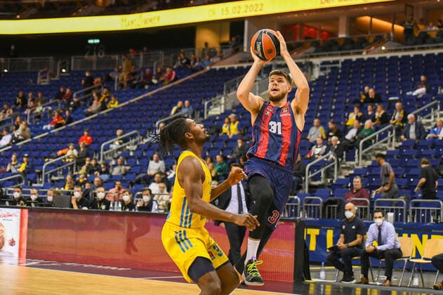 14 10 2021, xlakx, Basketball EuroLeague, Alba Berlin BASKONIA VITORIA emspor, v l Jaleen Smith Alba Berlin No 3 ,Rokas Giedraitis Baskonia Vitoria Gasteiz No 31 Berlin.