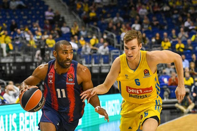 14 10 2021, xlakx, Basketball EuroLeague, Alba Berlin BASKONIA VITORIA emspor, v l Jayson Granger Baskonia Vitoria Gasteiz No 11 ,Malte Delow Alba Berlin No 6 Berlin.