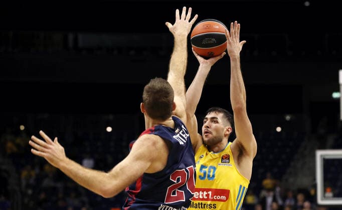 Matthew Costello, Yovel Zoosman action game scene duel sports basketball EuroLeague mens season 2021 2022 14 10 2021 ALBA Berlin vs Baskonia Vitoria Gasteiz