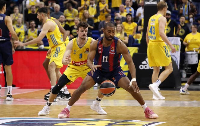 Jonas Mattissek, Jayson Granger action game scene duel sports basketball EuroLeague mens season 2021 2022 14 10 2021 ALBA Berlin vs Baskonia Vitoria Gasteiz