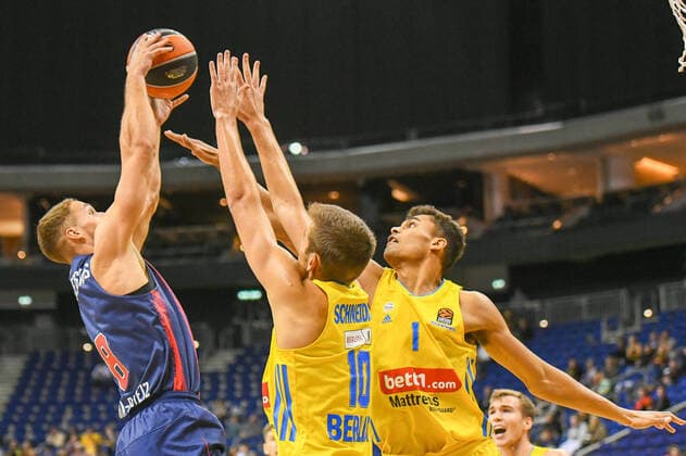 14 10 2021, xlakx, Basketball EuroLeague, Alba Berlin BASKONIA VITORIA emspor, v l Tadas Sedekerskis Baskonia Vitoria Gasteiz No 8 ,Tim Schneider Alba Berlin No 10 ,Da Silva Alba Berlin 1 Berlin