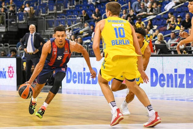14 10 2021, xlakx, Basketball EuroLeague, Alba Berlin BASKONIA VITORIA emspor, v l Wade Baldwin IV Baskonia Vitoria Gasteiz No 5 ,Tim Schneider Alba Berlin No 10 Berlin.