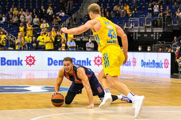 14 10 2021, xlakx, Basketball EuroLeague, Alba Berlin Baskonia Vitoria Gasteiz emspor, v l Tadas Sedekerskis Baskonia Vitoria Gasteiz No 8 ,Luke Sikma Alba Berlin No 43 Berlin.