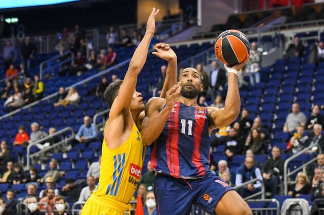 14 10 2021, xlakx, Basketball EuroLeague, Alba Berlin Baskonia Vitoria Gasteiz emspor, v l Da Silva Alba Berlin 1 , Jayson Granger Baskonia Vitoria Gasteiz No 11 Berlin.