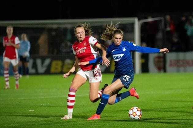 Sport Themen der Woche KW41 Sport Bilder des Tages Jule Brand (TSG 1899 Hoffenheim) im Zweikampf mit Frida Maanum (Arsenal London), UK, FC Arsenal vs. TSG Hoffenheim, 14.10.2021, Uefa Womens Champions League Gruppenphase, 2. Spieltag, Spielzeit 2021 2022 UK, FC Arsenal vs. TSG Hoffenheim, 14.10.2021, Uefa Womens Champions League Gruppenphase, 2. Spieltag, Spielzeit 2021 2022 London *** Jule Brand TSG 1899 Hoffenheim in a duel with Frida Maanum Arsenal London , UK, FC Arsenal vs TSG Hoffenheim, 14 10 2021, Uefa Womens Champions League Group Stage, Matchday 2, Season 2021 2022 UK, FC Arsenal vs TSG Hoffenheim, 14 10 2021, Uefa Womens Champions League Group Stage, Matchday 2, Season 2021 2022 London Copyright: xEIBNER MichaelxMemmlerx EP_MMR